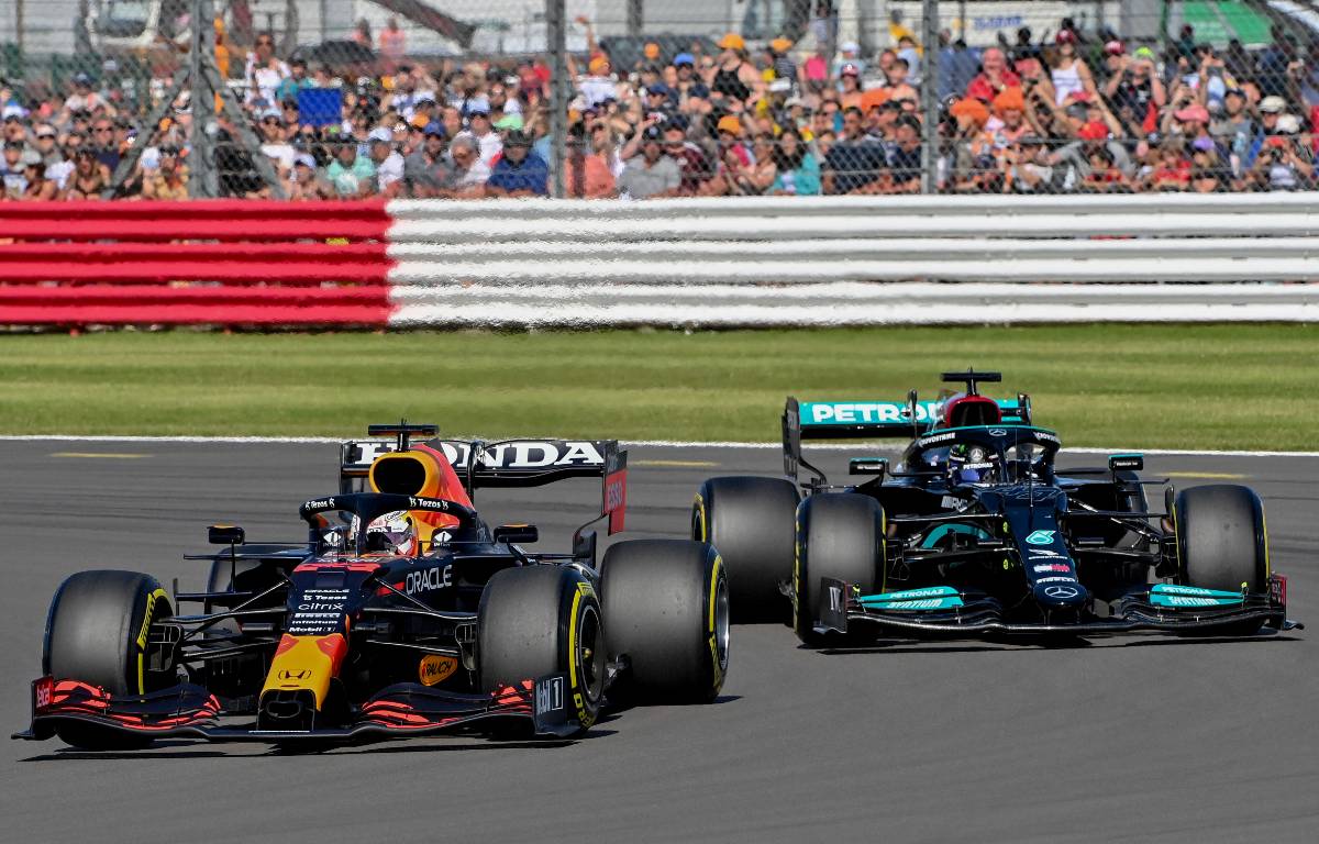 Max Verstappen领先于刘易斯汉密尔顿在英国GP的Sprint资格。Silverstone 7月2021年。