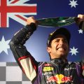 Daniel Ricciardo用P2奖杯庆祝他的红牛首次亮相。澳大利亚，2014年3月。