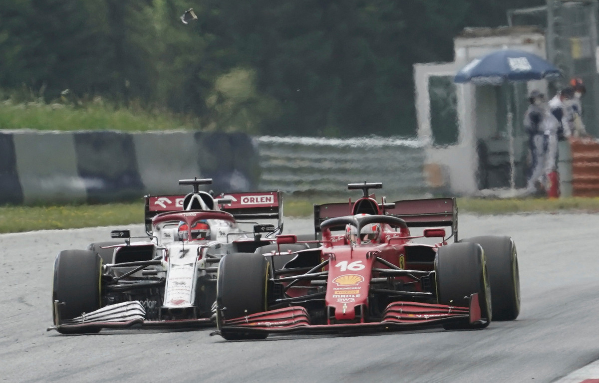 查尔斯·莱克莱尔（Charles Leclerc）[法拉利]在斯泰利安大奖赛（Styrian Grand Prix）上剪辑了基米·莱科宁（Alfa Romeo）。2021年6月。