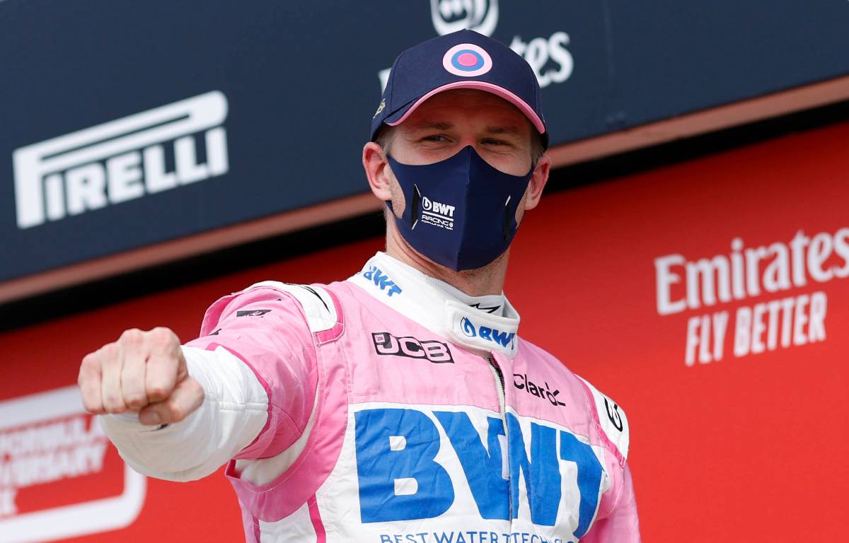 Nico Hulkenberg golpea la cámara con el puño en el GP del 70º aniversario.  Silverstone, agosto de 2021.