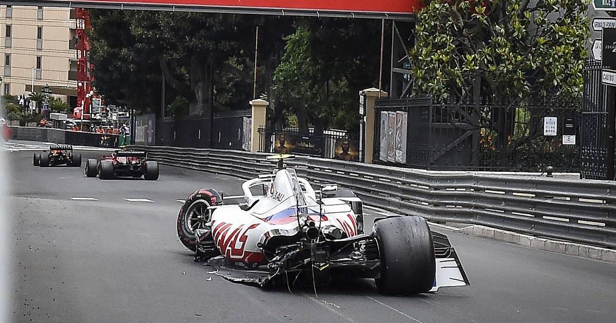 米克·舒马赫的哈斯赛车在摩纳哥大奖赛的FP3赛车发生碰撞后。蒙特卡洛，2021年5月。