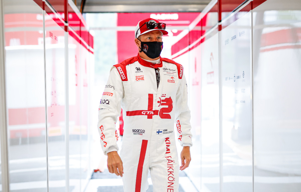 Kimi Raikkonen走进阿尔法罗密欧车库。比利时，2021年8月。