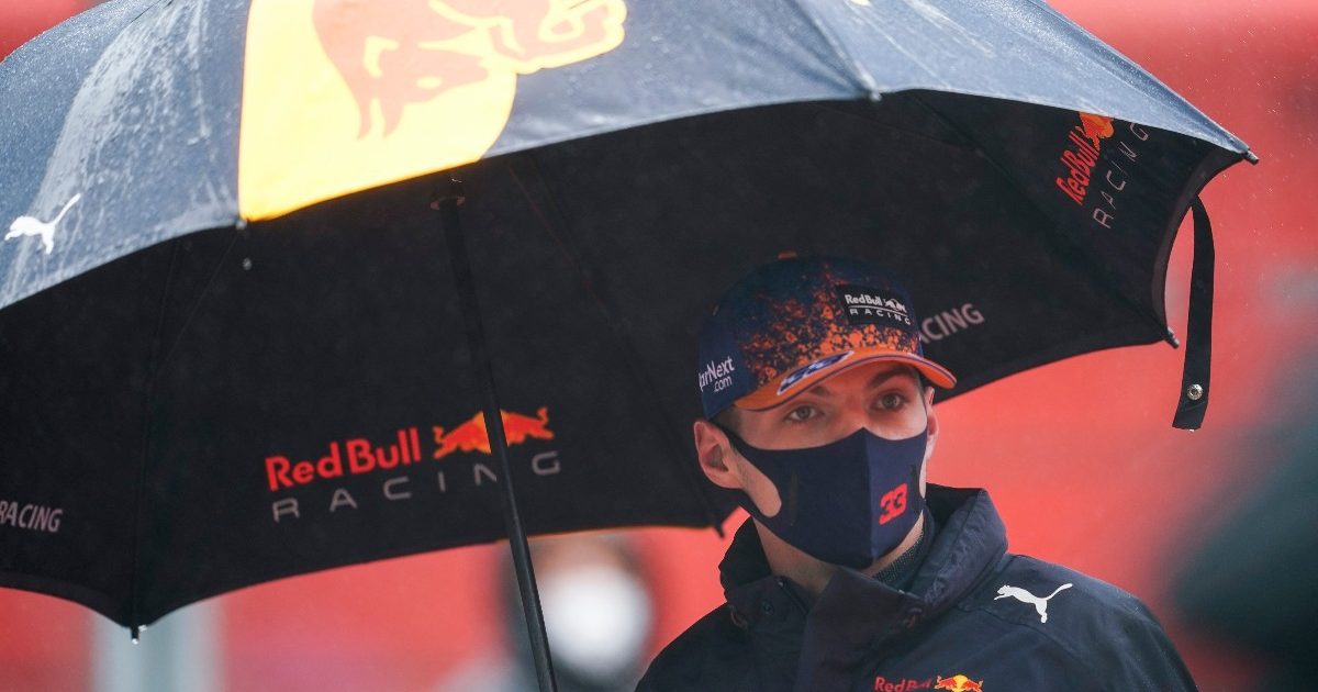 Max Verstappen拿着一把伞。比利时2021年8月