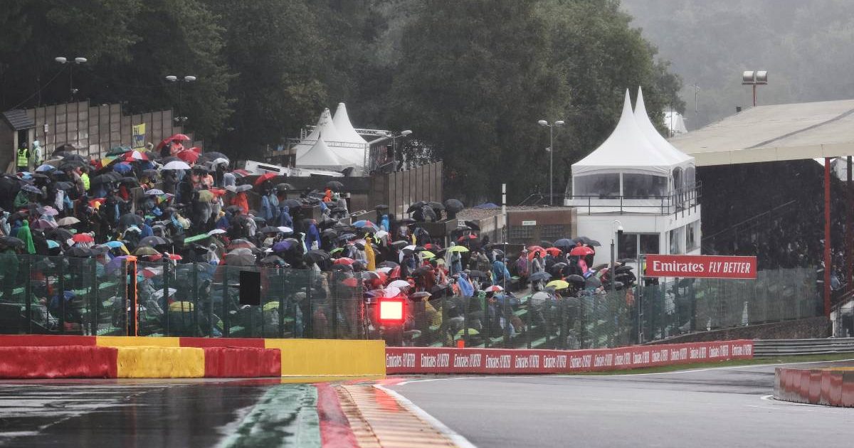球迷在潮湿的比利时大奖赛撑着雨伞。2021年8月。