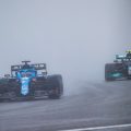 Fernando Alonso和Valtteri Bottas在喷雾中。比利时，2021年8月。