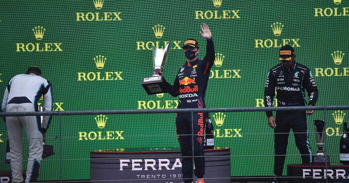 Max Verstappen在比利时大奖赛领奖台上挥手致意。佛朗哥坎普斯温泉酒店，2021年8月。