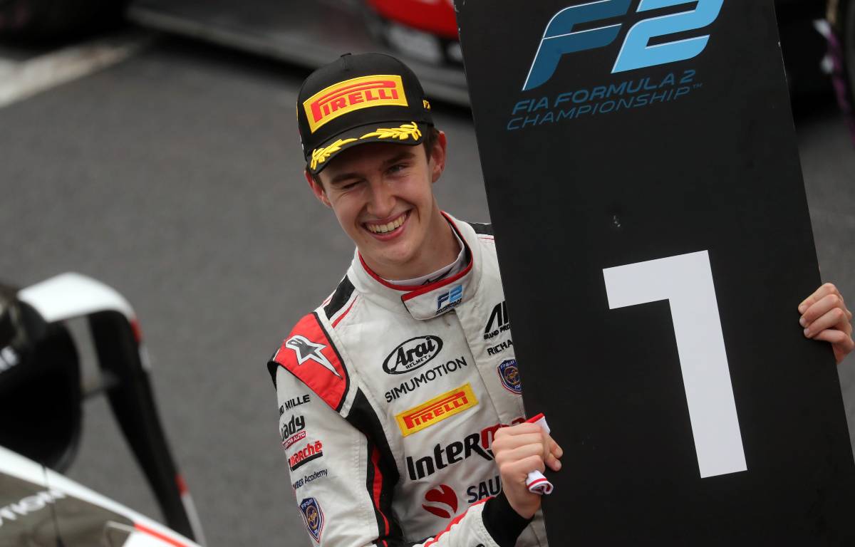 Theo Pourchaire con el tablero n. ° 1 después de ganar una carrera de F2 en Mónaco.  Montecarlo, mayo de 2021.