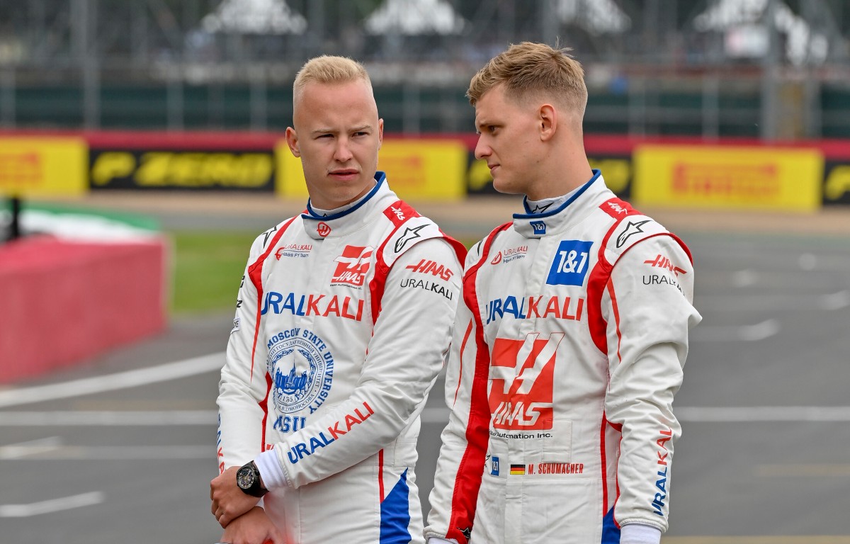 Nikita Mazepin y Mick Schumacher en conversación.  Silverstone julio 2021