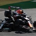 在意大利大奖赛上，Max Verstappen的红牛凌驾于Lewis Hamilton的奔驰之上。2021年9月蒙扎。