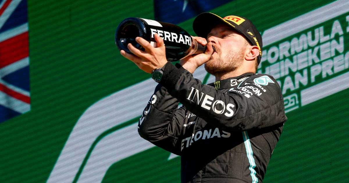 瓦尔特里·博塔斯在蒙扎的领奖台上喝香槟。2021年9月。