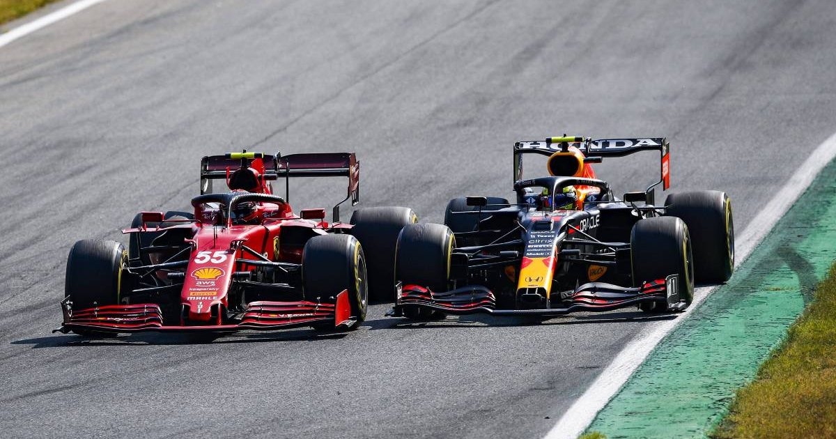 塞尔吉奥·佩雷斯(红牛)和卡洛斯赢面(法拉利)battle at the Italian GP. September 2021.