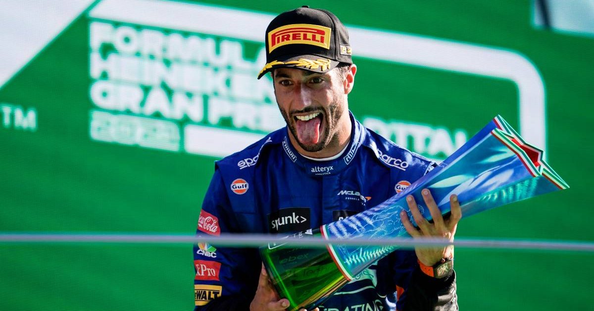 丹尼尔·里卡多(Daniel Ricciardo)在赢得意大利大奖赛后庆祝。2021年9月蒙扎。