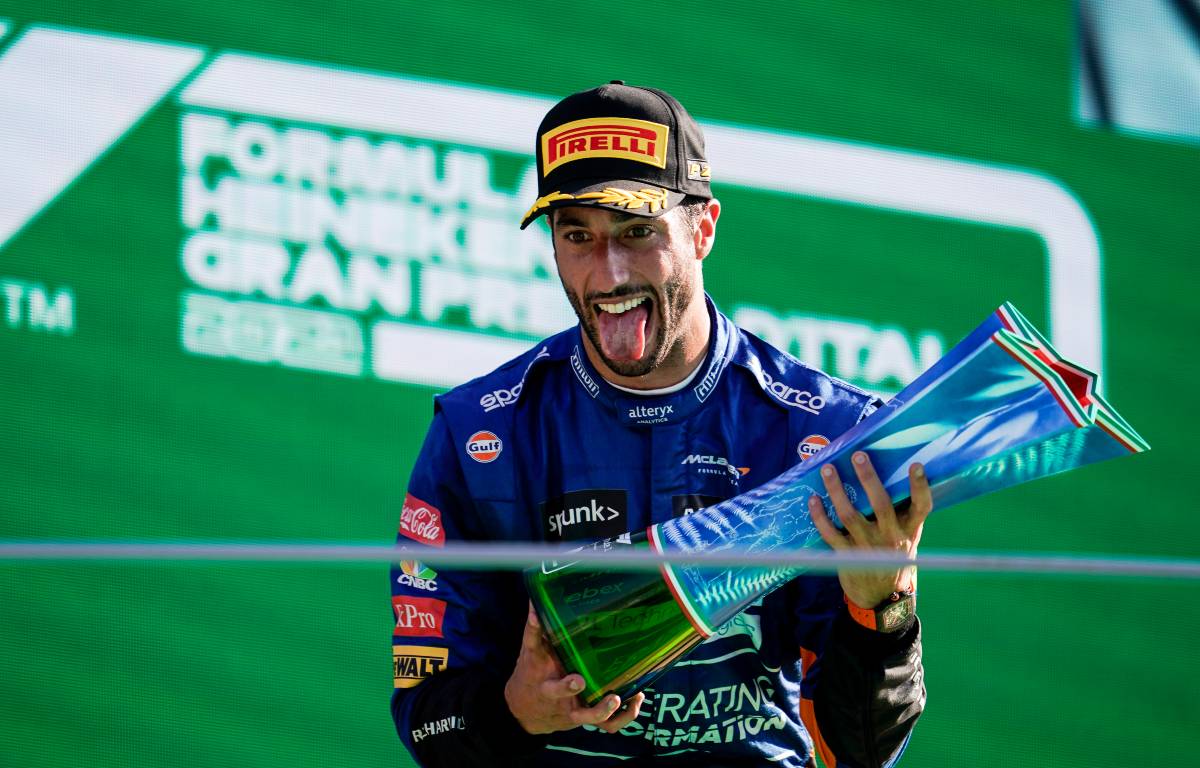 丹尼尔·里卡多(Daniel Ricciardo)在赢得意大利大奖赛后庆祝。2021年9月蒙扎。