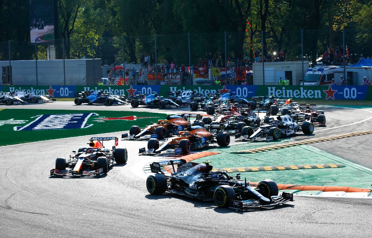 Valtteri Bottas lidera a primeira chicane durante a qualificação de sprint para o GP da Itália.  Monza, setembro de 2021.
