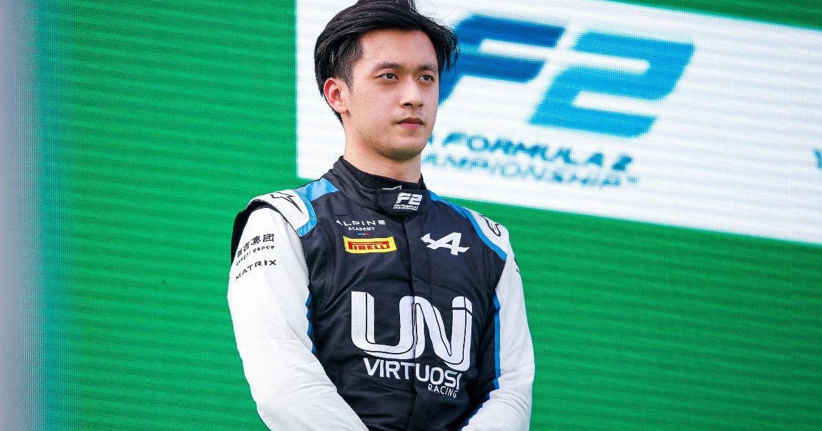 Guanyu Zhou在Monza的领奖台上。意大利2021年9月