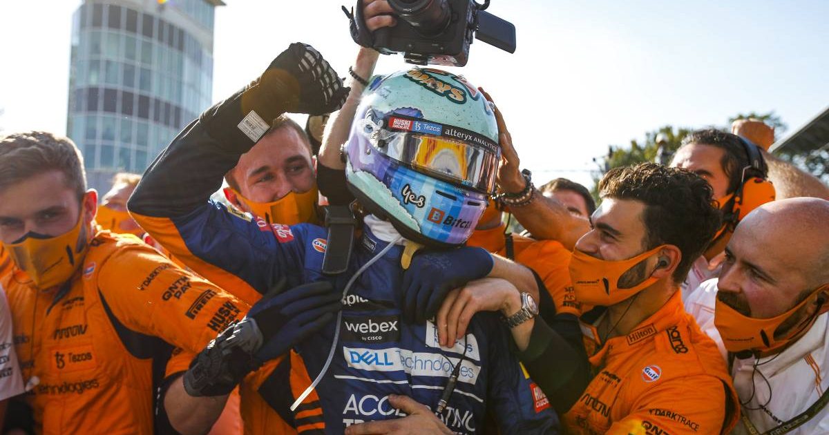丹尼尔·里卡多和迈凯轮庆祝赢得意大利大奖赛。2021年9月。