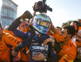 丹尼尔·里卡多和迈凯轮庆祝赢得意大利大奖赛。2021年9月。