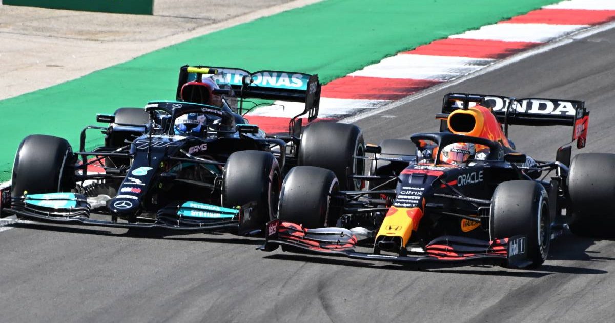 Max Verstappen在葡萄牙大奖赛中超过Valtteri Bottas。Portimao 2021年5月。