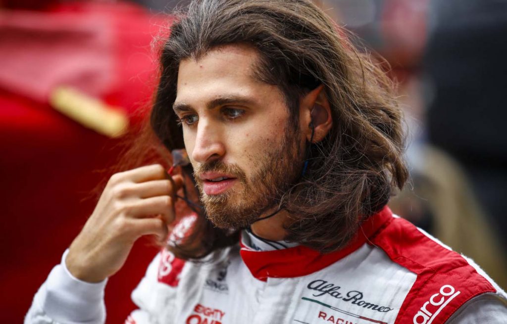 Antonio Giovinazzi aparece en el paddock.