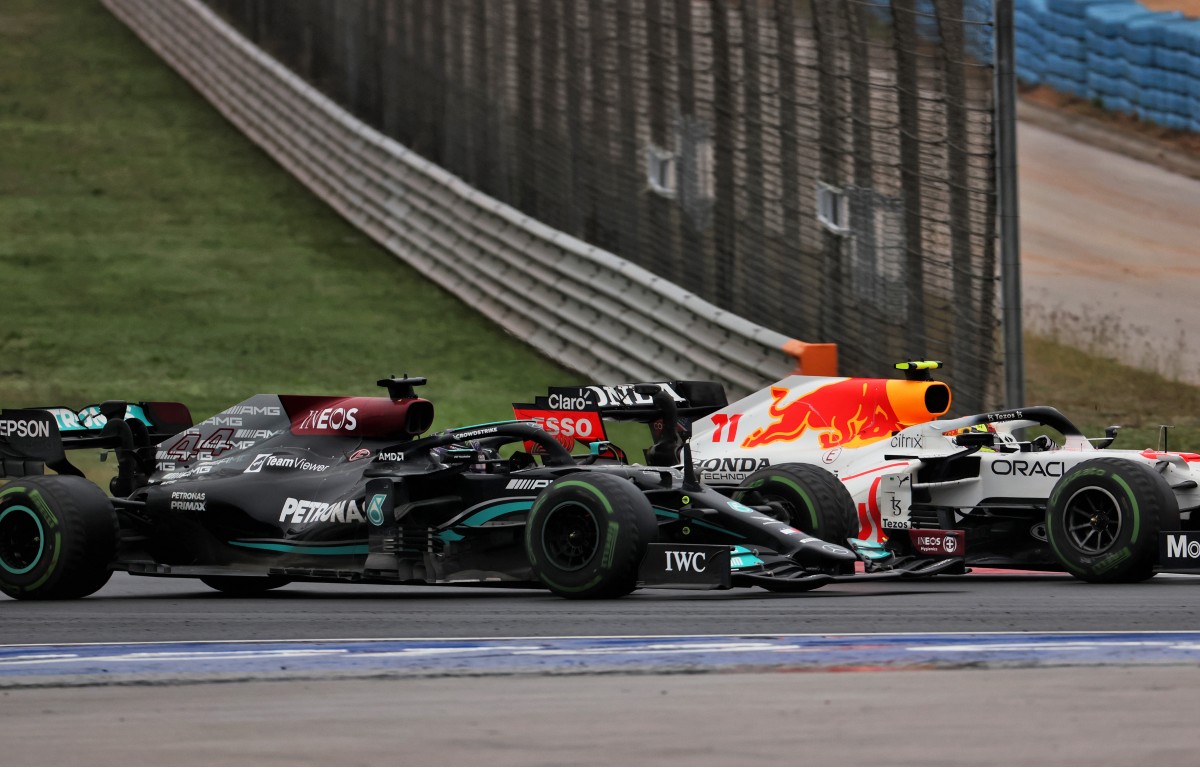 Lewis Hamilton attempts to overtake Sergio Perez. Turkey, October 2021.