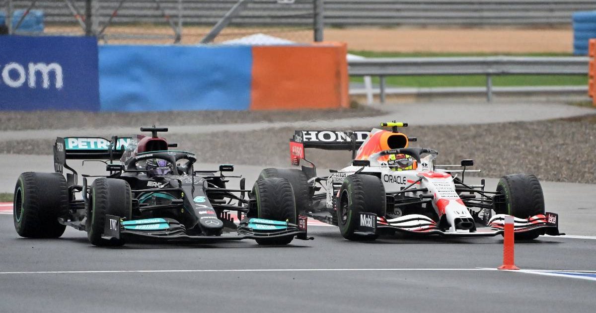 Sergio Perez捍卫了对抗Lewis Hamilton的坑。土耳其2021年10月。