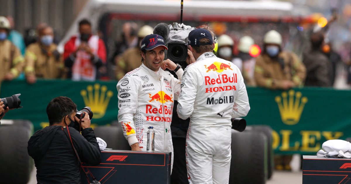 红牛车手Max Verstappen和Sergio Perez谈话。土耳其2021年10月