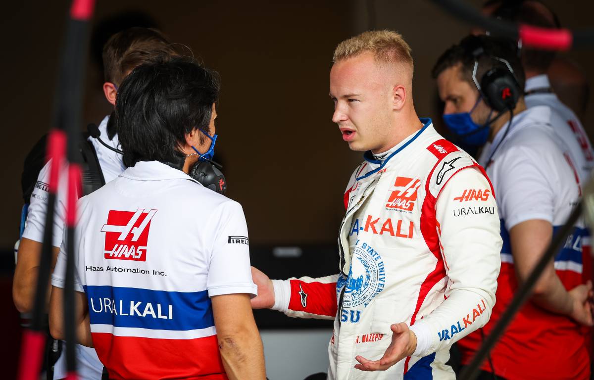 Nikita Mazepin talks to Haas engineers at the United States GP. Austin October 2021.