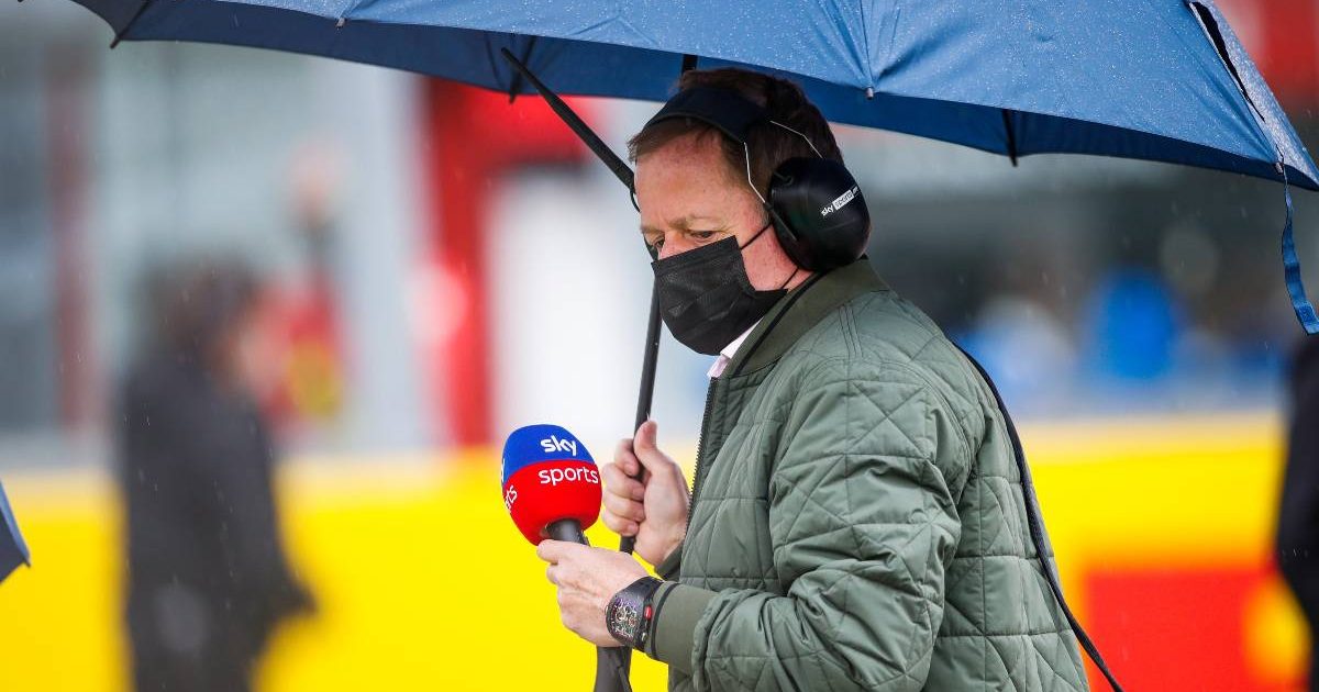 F1评论员马丁·布伦德尔在发车区撑着一把伞。意大利,2021年4月。