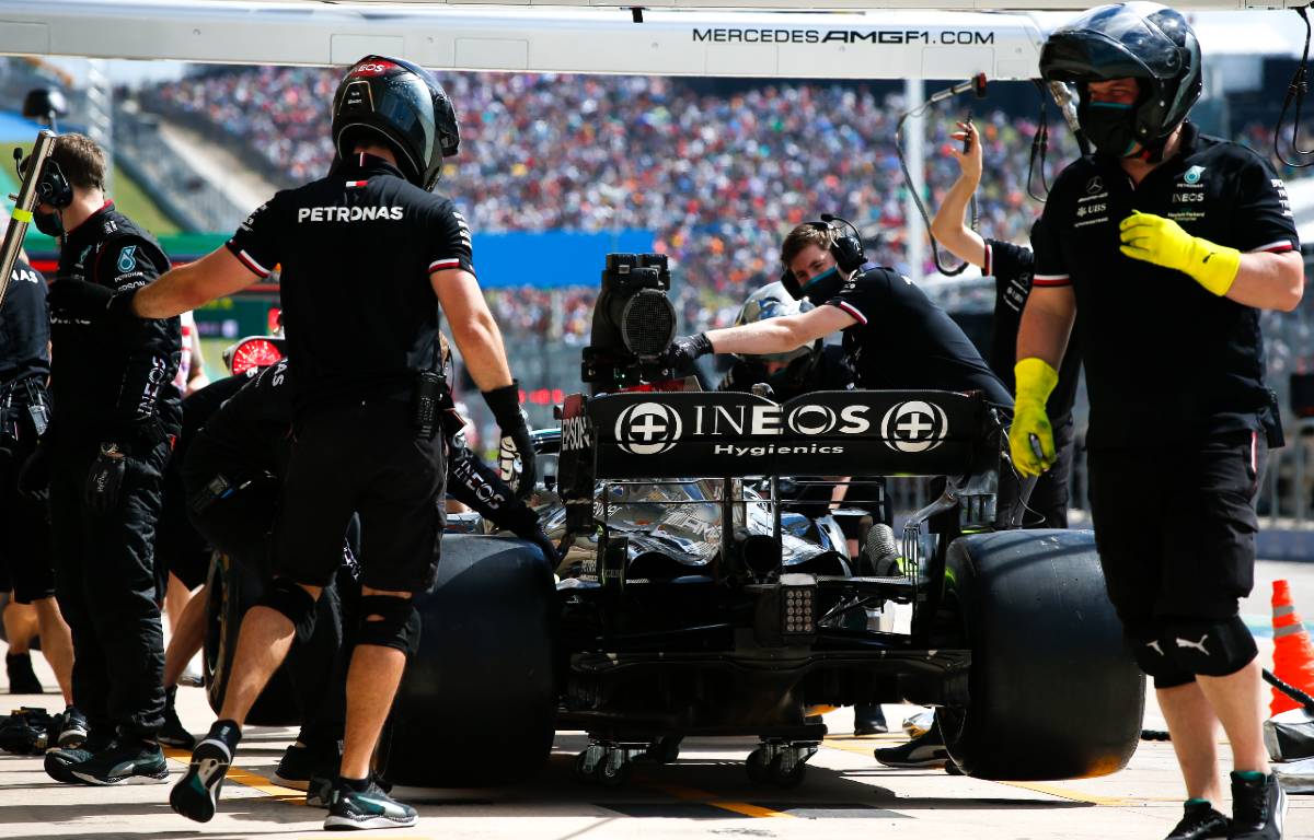 Mercedes mechanics change Lewis Hamilton's tyres. Austin October 2021.