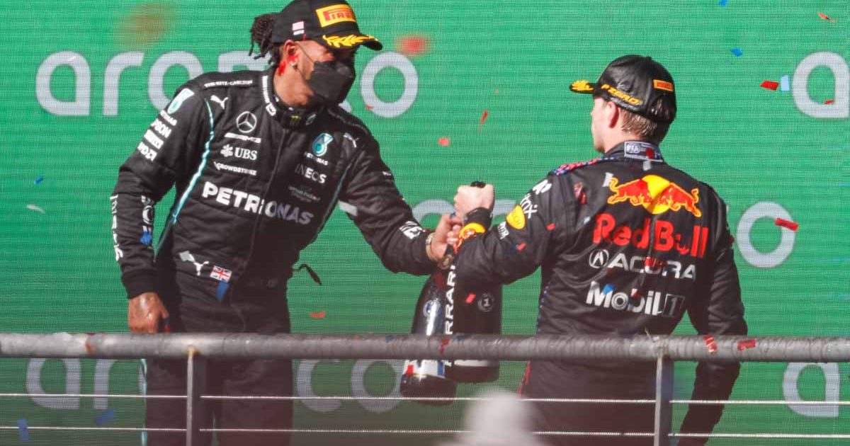 刘易斯·汉密尔顿和马克斯·维尔斯塔彭在领奖台上。美国GP 2021年10月。