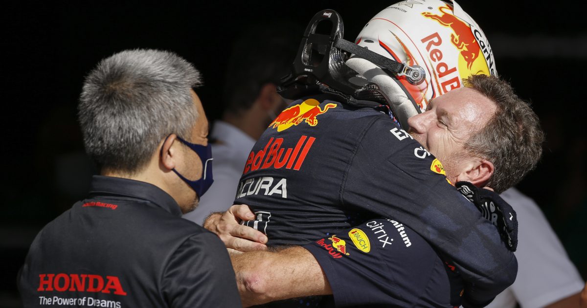 Christian Horner拥抱Max Verstappen，本田的Masashi Yamamoto看着。奥斯汀2021年10月