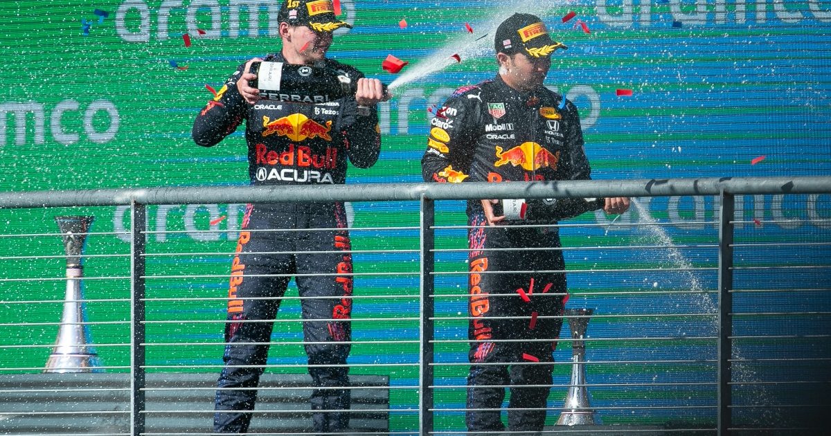 Max Verstappen和Sergio Perez喷洒香槟。奥斯汀2021年10月