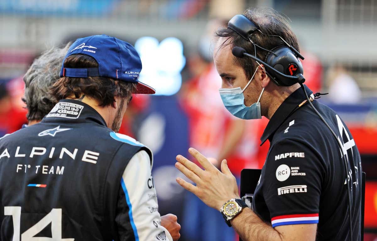 Fernando Alonso and race engineer Karel Loos. Bahrain March 2021.