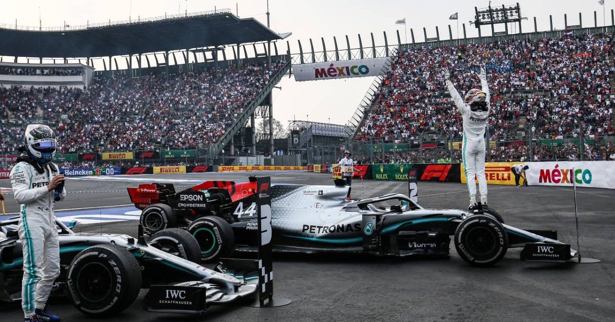 梅塞德斯车手刘易斯·汉密尔顿(右)和瓦尔特里·波塔斯在墨西哥大奖赛的终点。墨西哥城2019年10月。