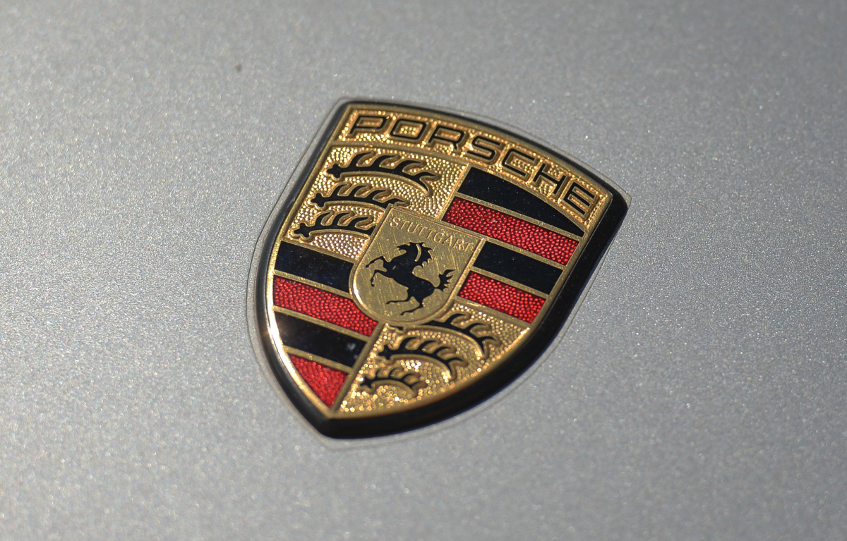 Logo Porsche.  Angleterre Août 2021