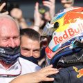 Helmut Marko和Max Verstappen一起庆祝胜利。荷兰2021年9月。