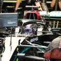 刘易斯·汉密尔顿开着他的W12在奔驰车库里。墨西哥2021年11月