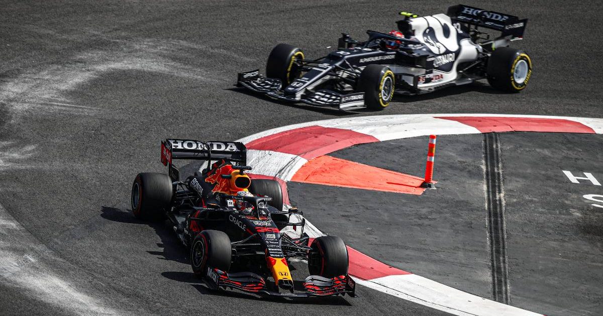 Max Verstappen在墨西哥大奖赛的排位赛上领先Yuki Tsunoda。墨西哥城2021年11月。