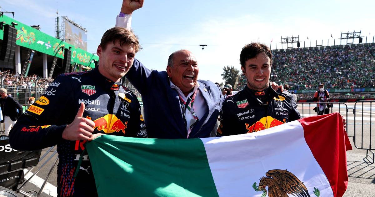 Max Verstappen, Sergio Perez和他的父亲Antonio庆祝。墨西哥城，2021年11月。