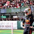 Max Verstappen双手叉腰站着。墨西哥2021年11月