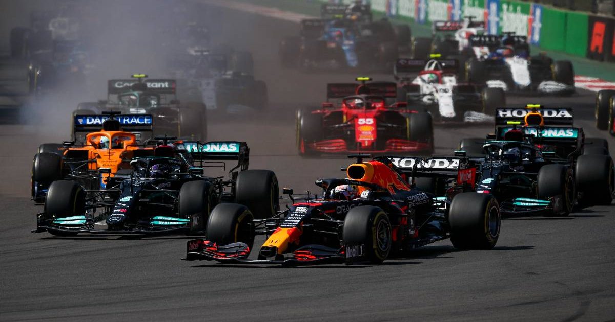 Max Verstappen在f1墨西哥大奖赛发车时超过奔驰。2021年11月。