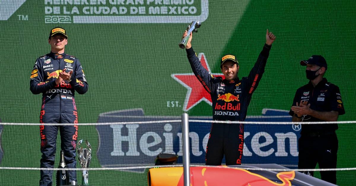 塞尔吉奥·佩雷斯在墨西哥大奖赛领奖台上庆祝。墨西哥城，2021年11月。
