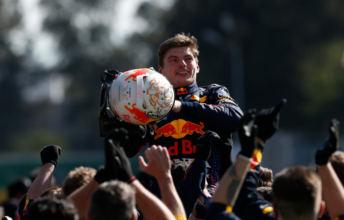 Max Verstappen lifted up by his Red Bull mechanics. Mexico November 2021
