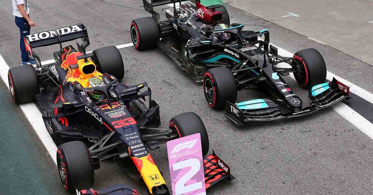 Max Verstappen把车停在Lewis Hamilton旁边。巴西2021年11月。
