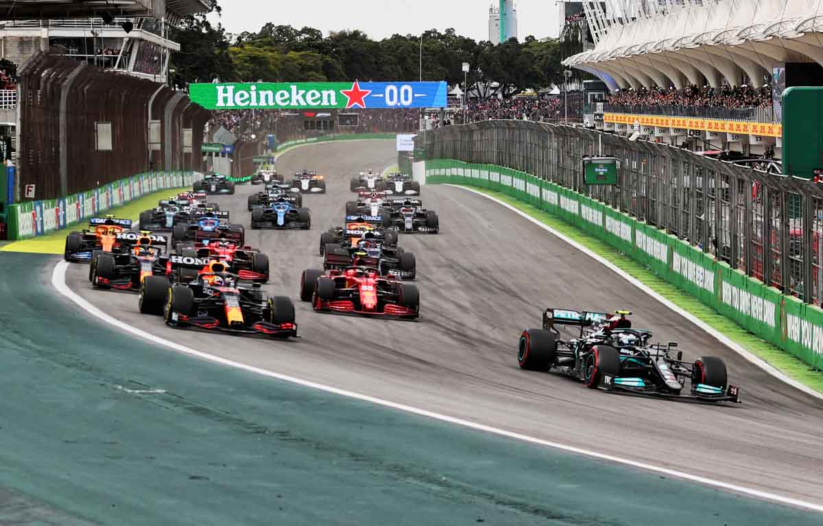 瓦尔特里·博塔斯在短跑开始时领先。f1圣保罗，2021年11月。