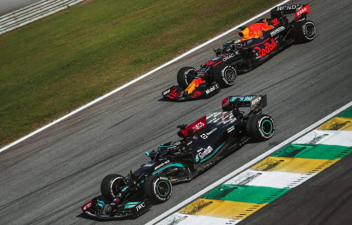 Lewis Hamilton在圣保罗GP期间的Max Verstappen领先于Max Verstappen。interlagos 11月2021年。