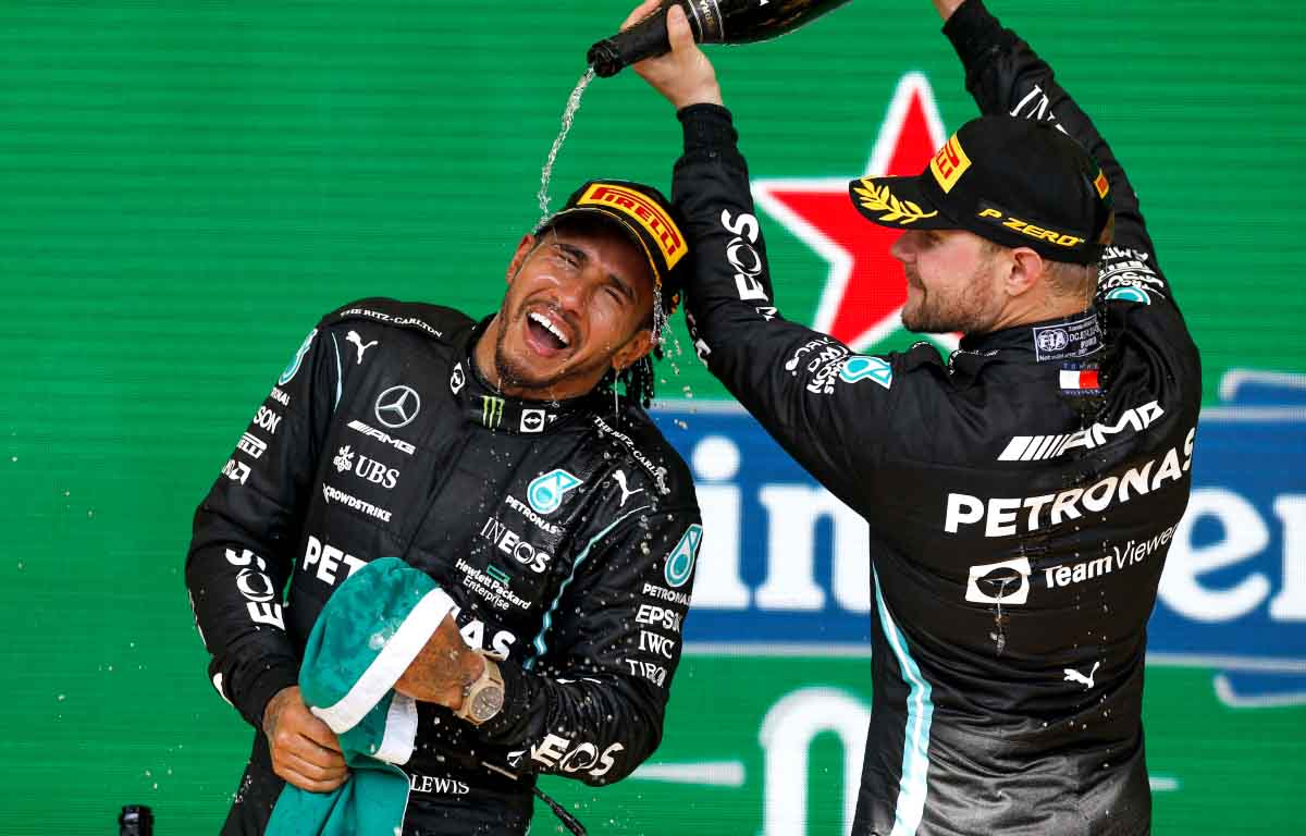 瓦尔特里·波塔斯(Valtteri Bottas)为刘易斯·汉密尔顿(Lewis Hamilton)倒香槟。圣保罗，2021年11月。