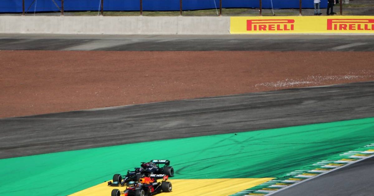 在圣保罗GP期间，刘易斯·汉密尔顿（Lewis Hamilton）和麦克斯·维斯塔彭（Max Verstappen）脱离了轨道。Interllagos 2021年11月。