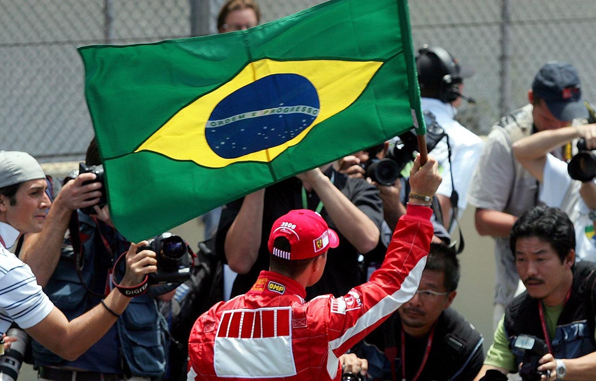 迈克尔·舒马赫（Michael Schumacher）挥舞巴西国旗。2006 Interlagos