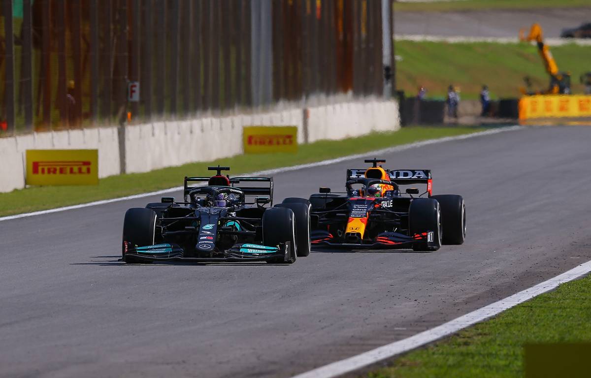 在圣保罗GP期间，刘易斯·汉密尔顿（Lewis Hamilton）在马克斯·维斯塔彭（Max Verstappen）领先。Interllagos 2021年11月。